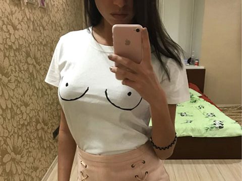 женская футболка с принтом контура груди и сосков